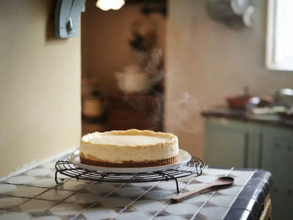 Sernik studzący się w uchylonym piekarniku