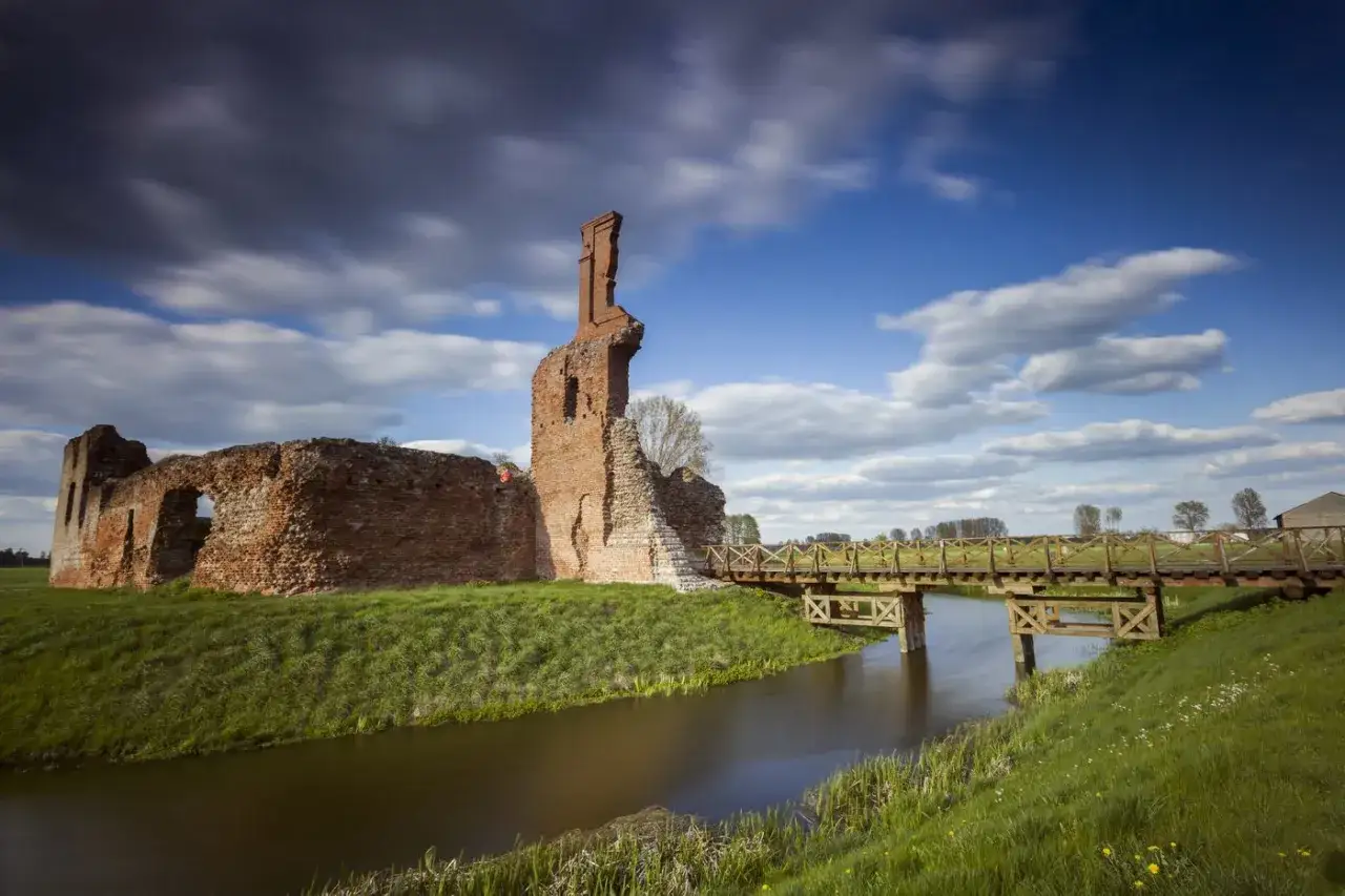 Zdjęcie Zamki w Łódzkiem: 7 fascynujących fortec w sercu Polski