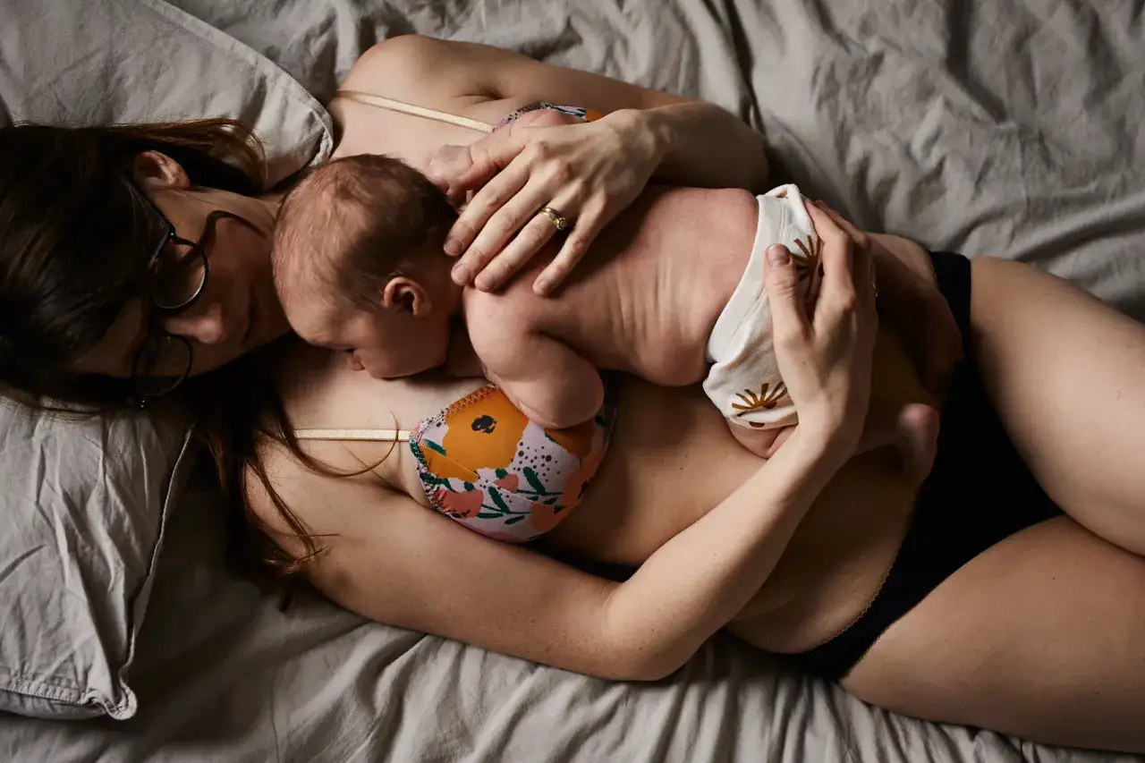 Mama tuli tulikuma, szukając domowych sposob&oacute;w na obkurczanie macicy, by odzyskać siły po porodzie.