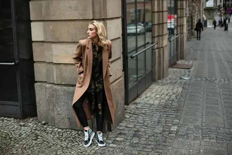 Stylizacje z trampkami damskimi i jeansami