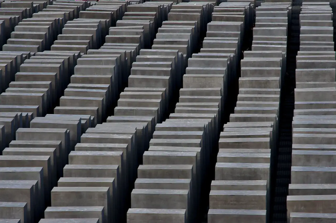 Niezliczone betonowe bloki tworzą labirynt. Pomnik pomordowanych Żydów Europy w Berlinie budzi refleksję nad przeszłością.