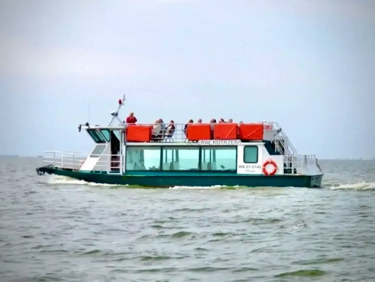 Tramwaj wodny lub statek na Zalewie Wiślanym