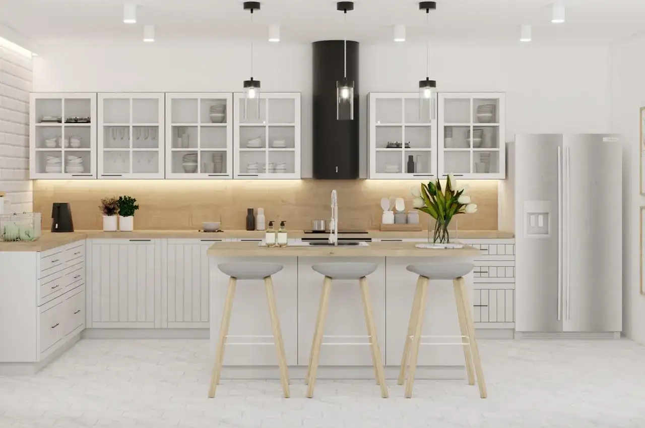 Jasna, nowoczesna mała kuchnia w stylu nowojorskim z białymi szafkami, drewnianym blatem i wyspą z hokerami.
