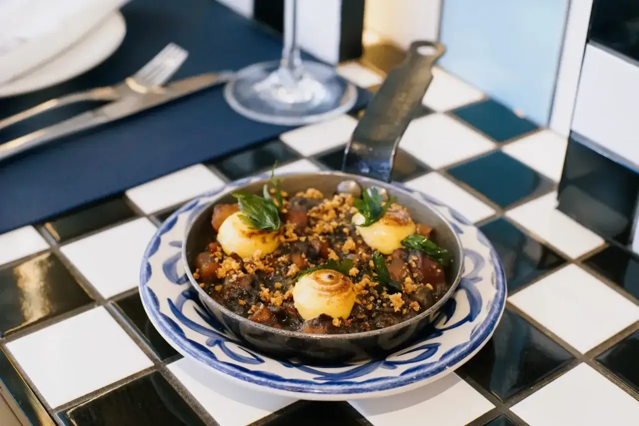 Pyszne danie w małej patelni, idealne na poszukiwania, gdzie tanio i dobrze zjeść w Walencji.