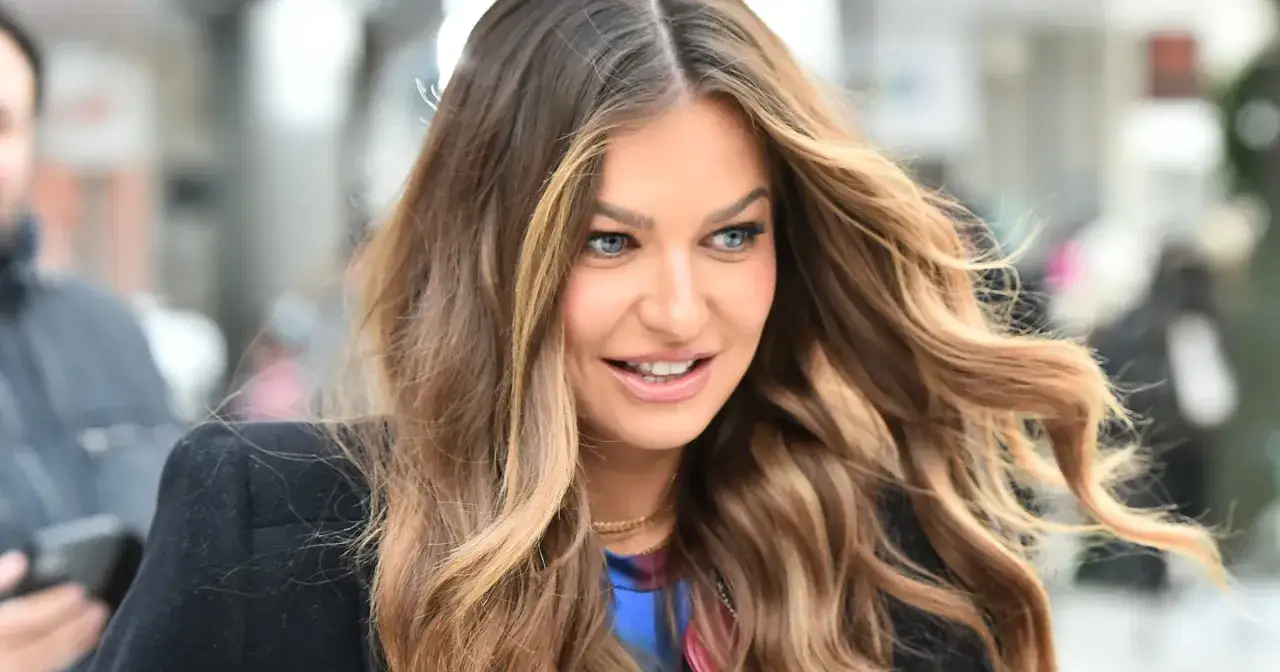 Anna Lewandowska kiedyś, z burzą brązowych włosów i błękitnymi oczami, uśmiecha się promiennie.
