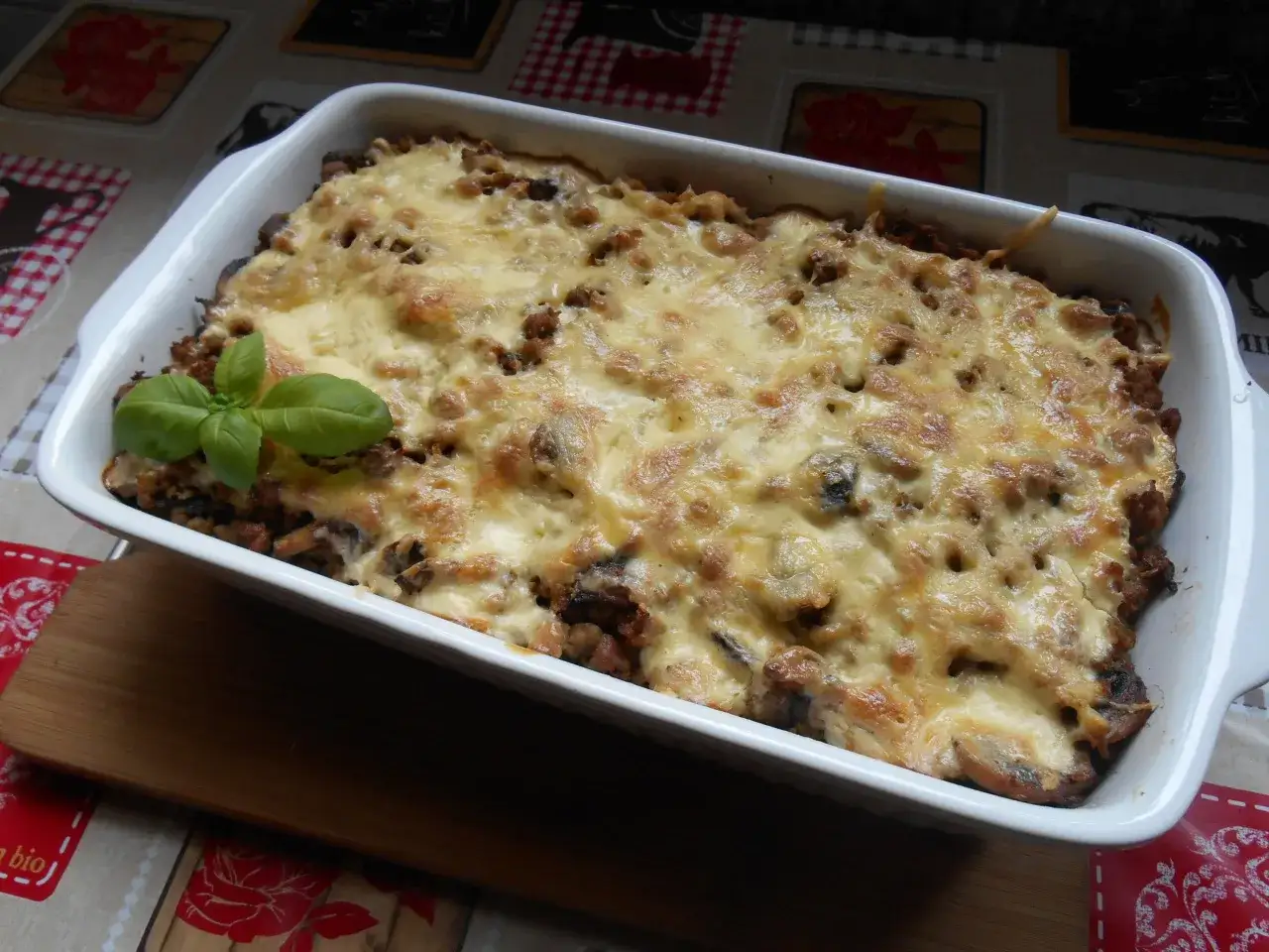 Zapiekanka makaronowa z mięsem mielonym i pieczarkami