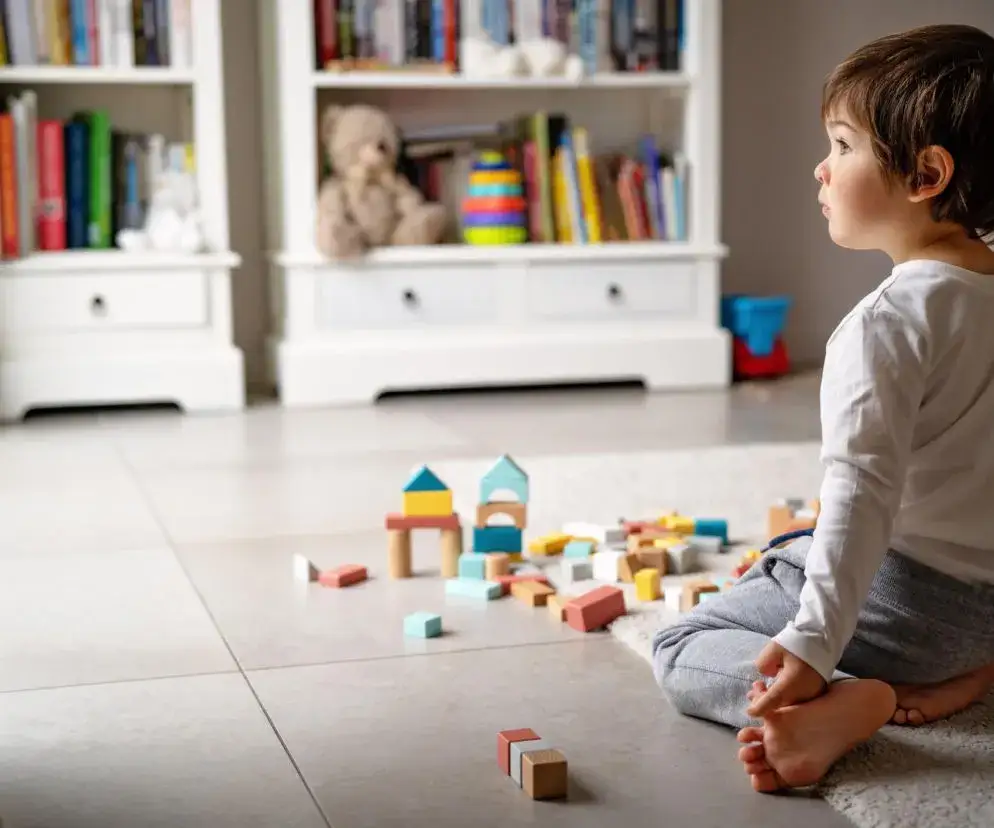 dziecko bawi się klockami samodzielnie