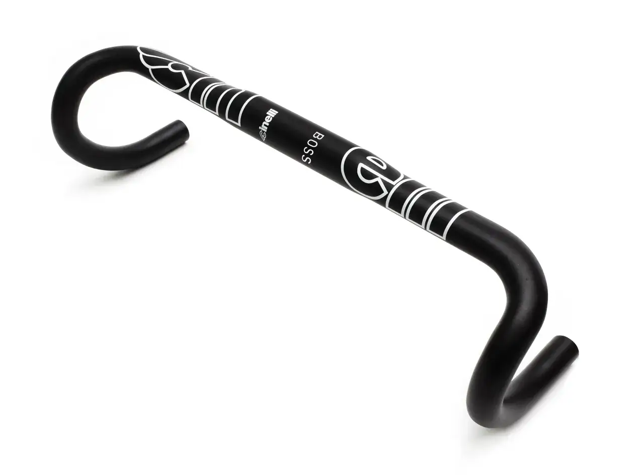 Czarna kierownica szosowa Cinelli BOSS. Dowiedz się, jak dobrać szerokość kierownicy szosowej, by jazda była komfortowa.