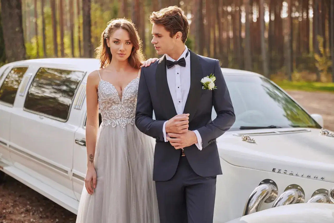 Elegancka para przy limuzynie. Zastanawiasz się, ile kosztuje wesele na 120 osób?