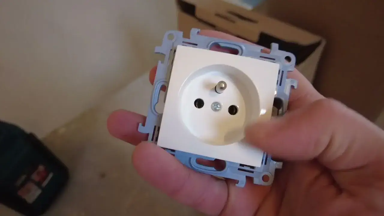 Zdjęcie Jak podłączyć gniazdo z uziemieniem – uniknij niebezpieczeństw i błędów