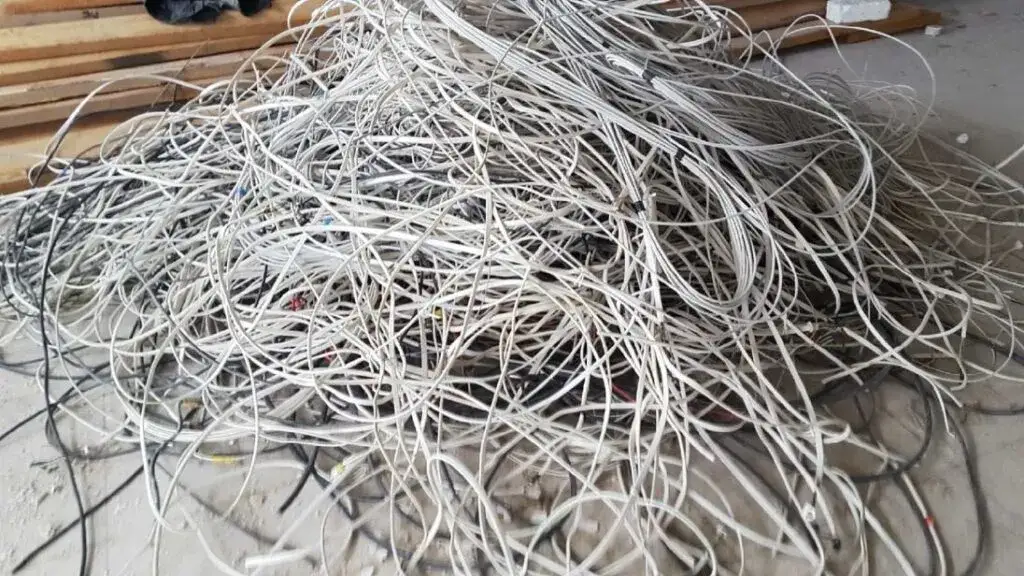 izolacja z kabli odpady