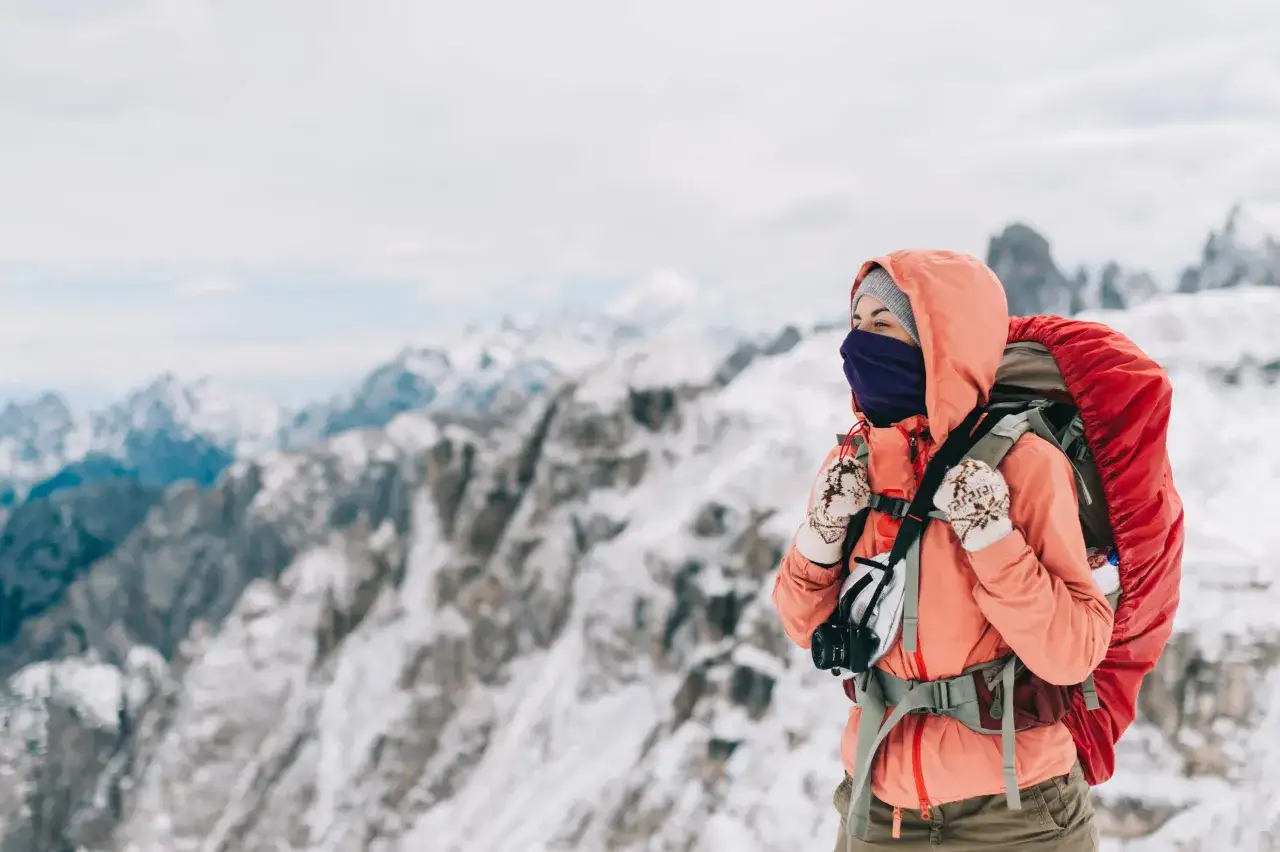 turysta zimą w g&oacute;rach