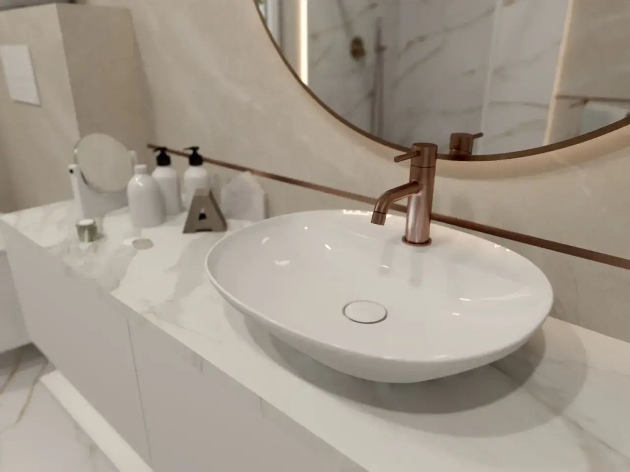 Elegancka umywalka nablatowa 50 z miedzianą baterią, otoczona marmurowym blatem i lustrem.