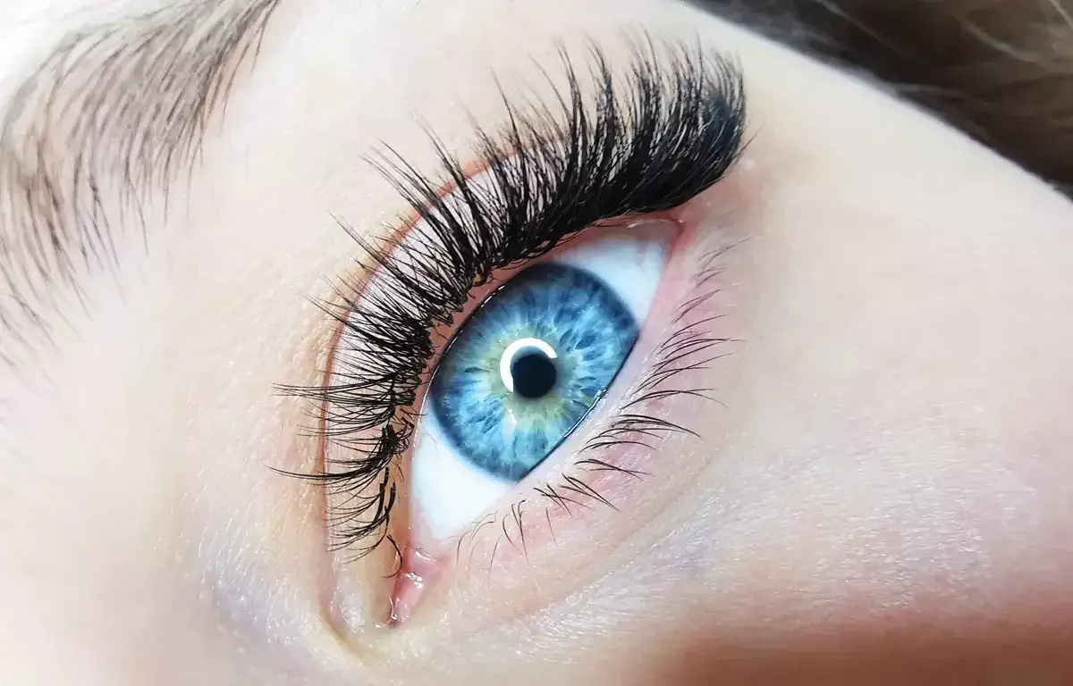 Rzęsy Kim Kardashian przedłużanie efekt ząbkowy