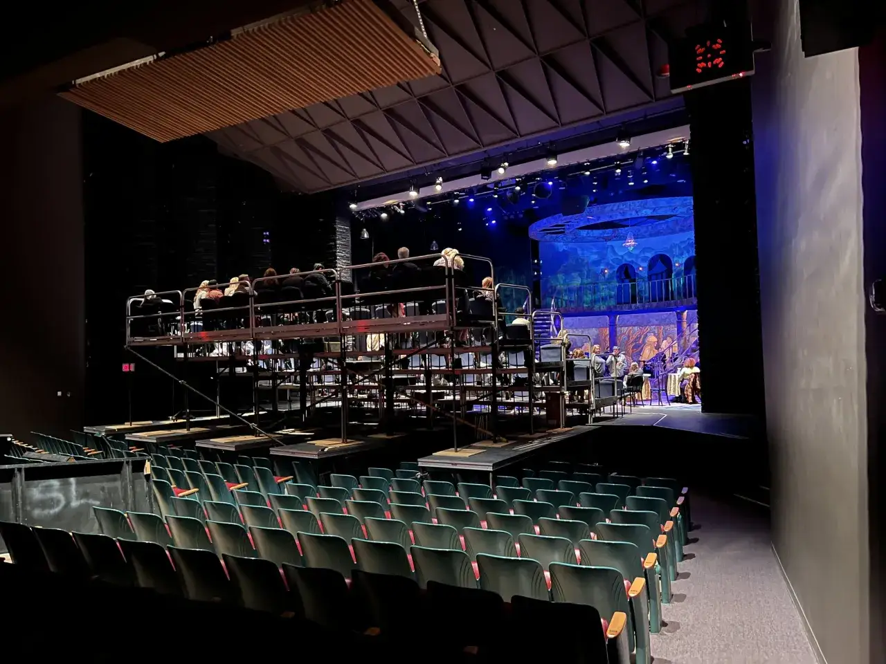 Widownia teatru, gdzie widzowie zajmują miejsca na scenie, niczym w wielkim teatrum mundi.
