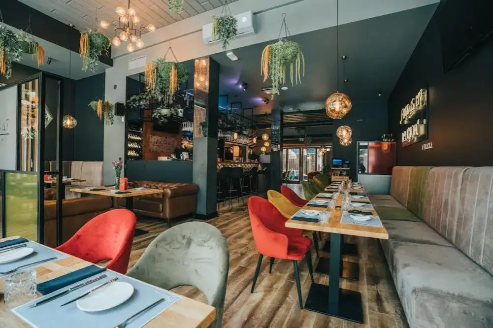 Wnętrze nowoczesnej restauracji w Szczecinie z jedzeniem