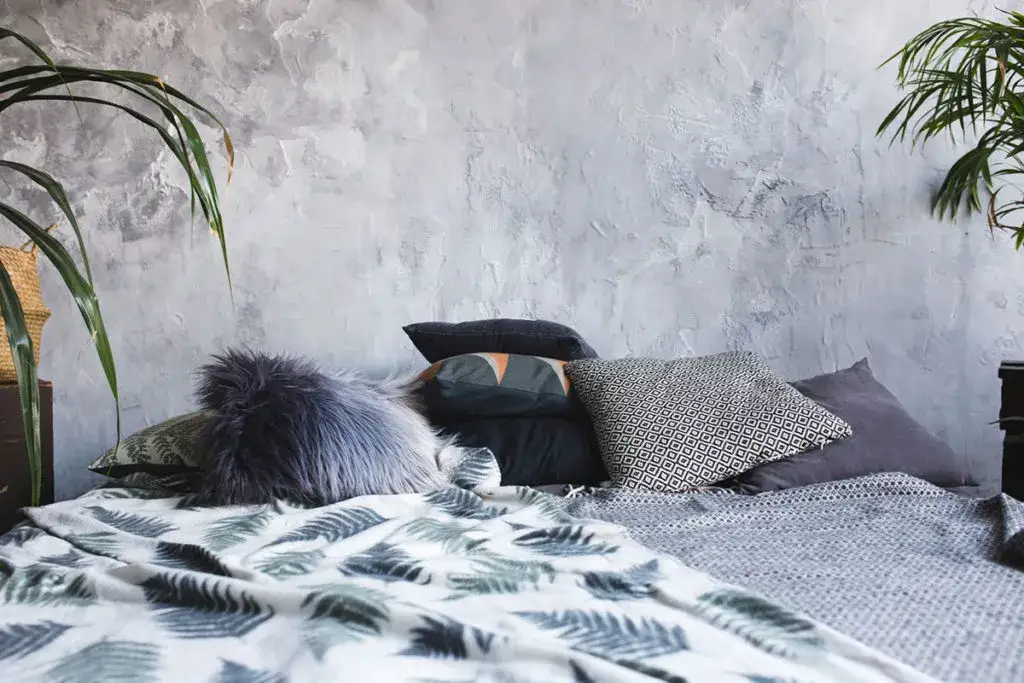Wyciszenie sypialni tekstylia meble