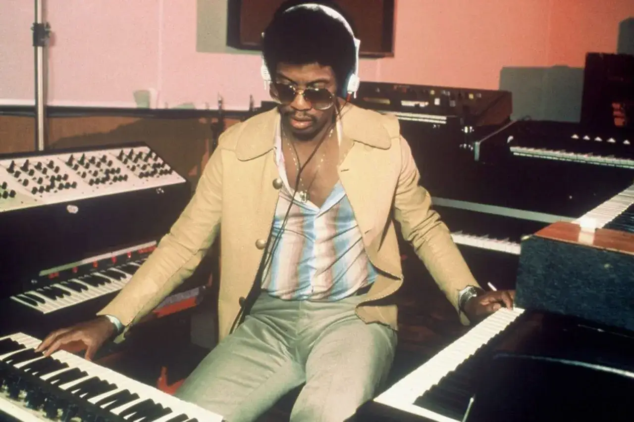 Muzyk w słuchawkach tworzy nowy styl w muzyce jazzowej, grając na syntezatorach.