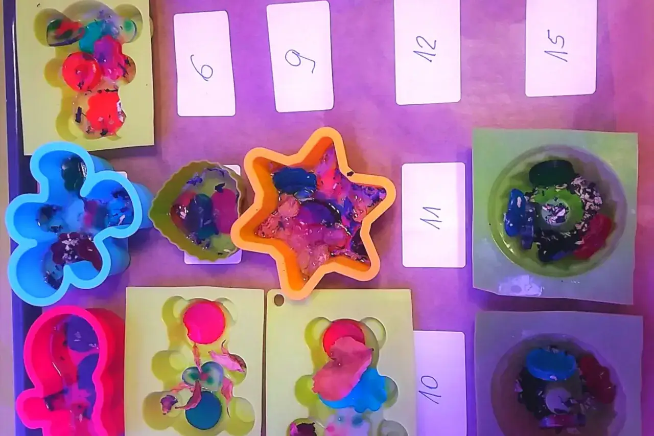 Kolorowe foremki i materiały do tworzenia mydełek, idealne do zabawy w przedszkolu. Jak zrobić mydło z dziećmi w przedszkolu? To proste!