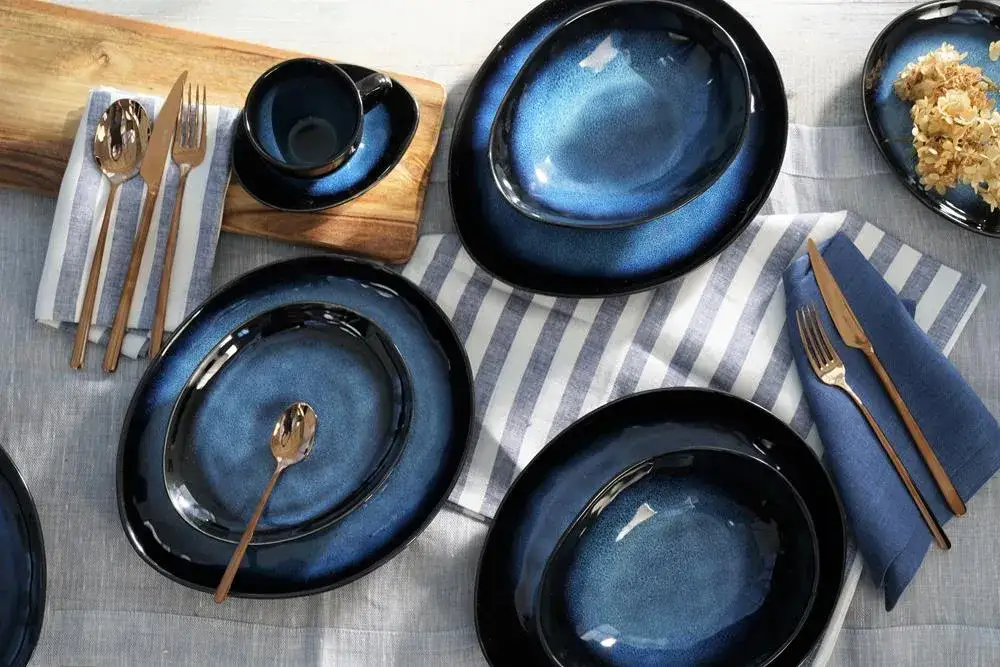 modna zastawa stołowa ceramiczna nieregularne kształty