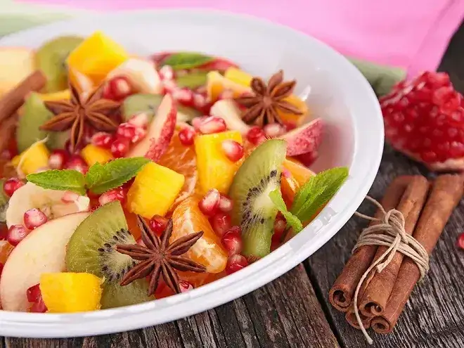 Salade de fruits exotiques avec épices de Noël