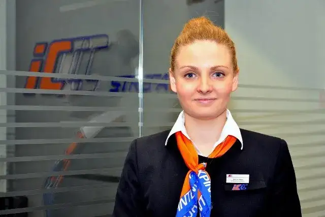 osoba zwracająca bilet pkp intercity w kasie