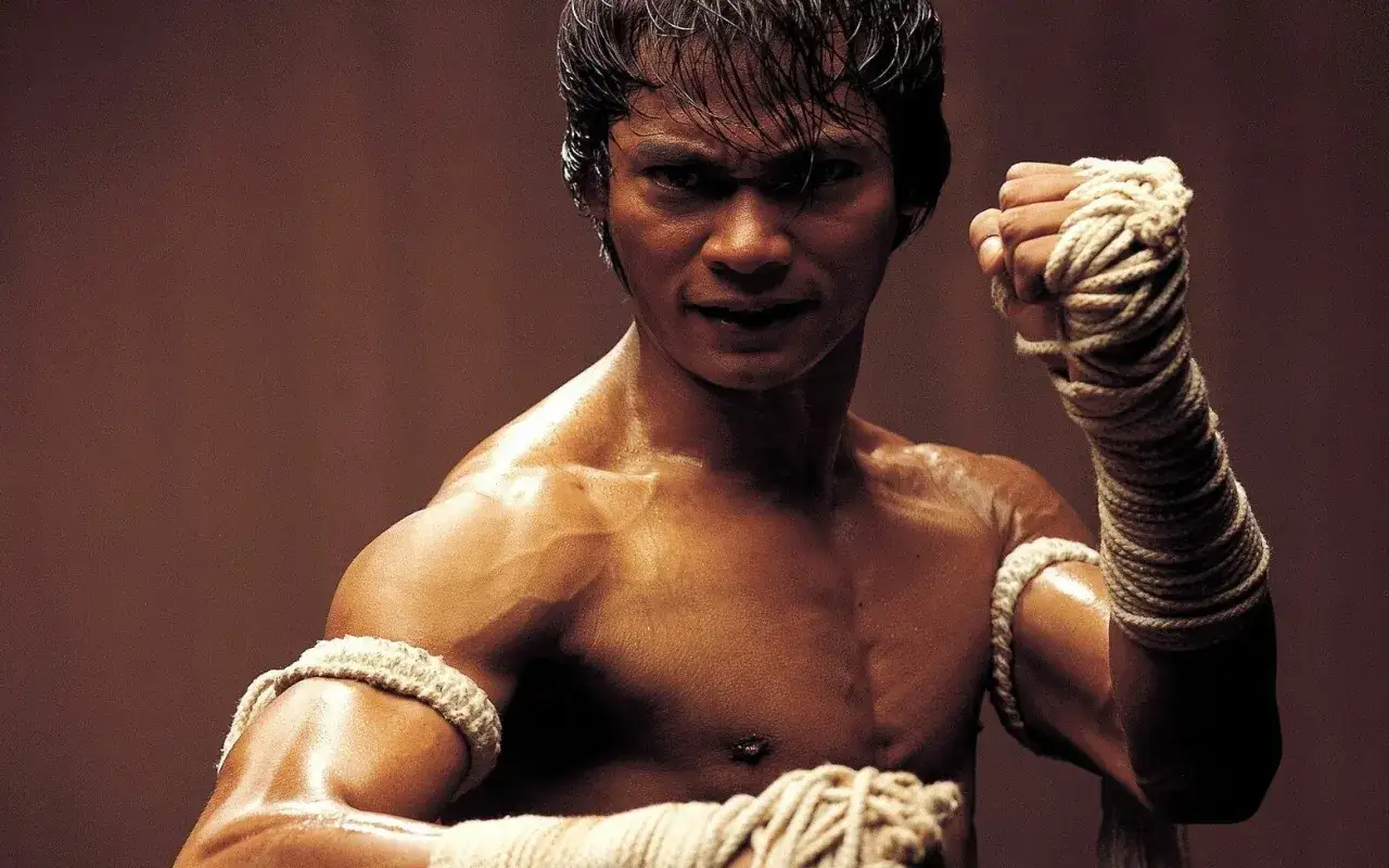 Tony Jaa w scenie walki z filmu Ong-Bak
