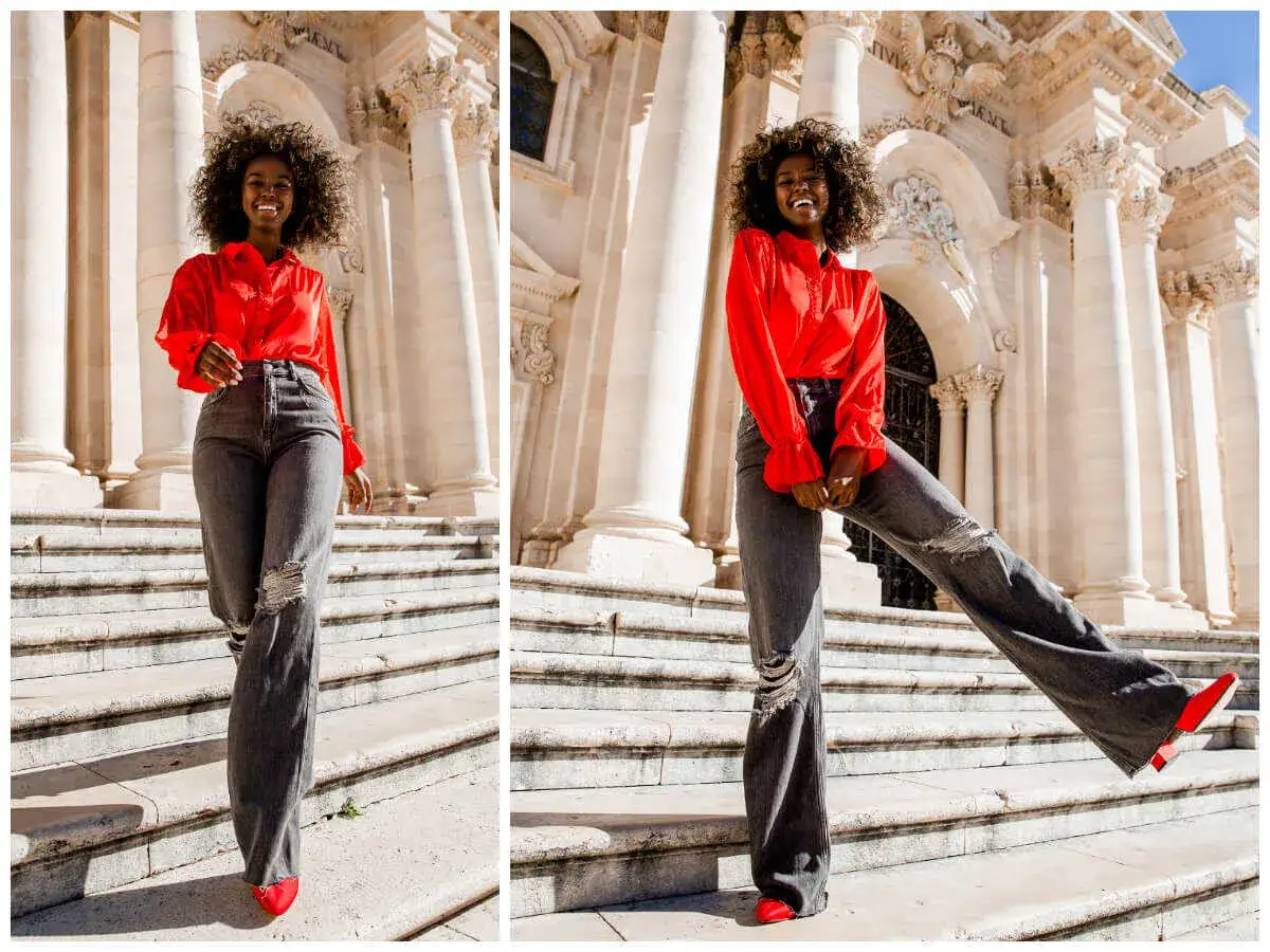 Czerwona koszula damska świetnie komponuje się z szarymi, szerokimi jeansami z przetarciami i czerwonymi czółenkami.