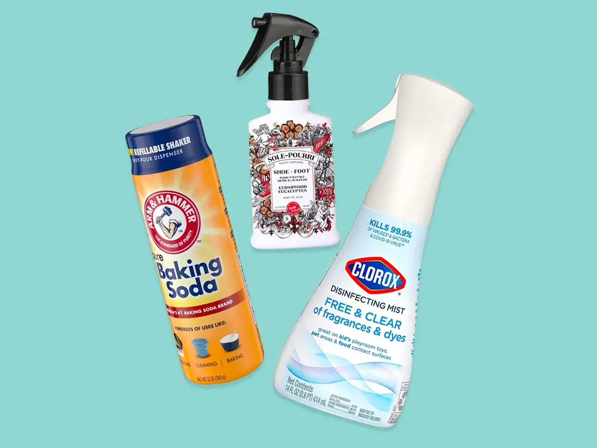 Soda oczyszczona, spray do but&oacute;w i dezynfekujący spray Clorox &ndash; wszystko, co potrzebne, by odświeżyć buty w środku i pozbyć się nieprzyjemnych zapach&oacute;w.