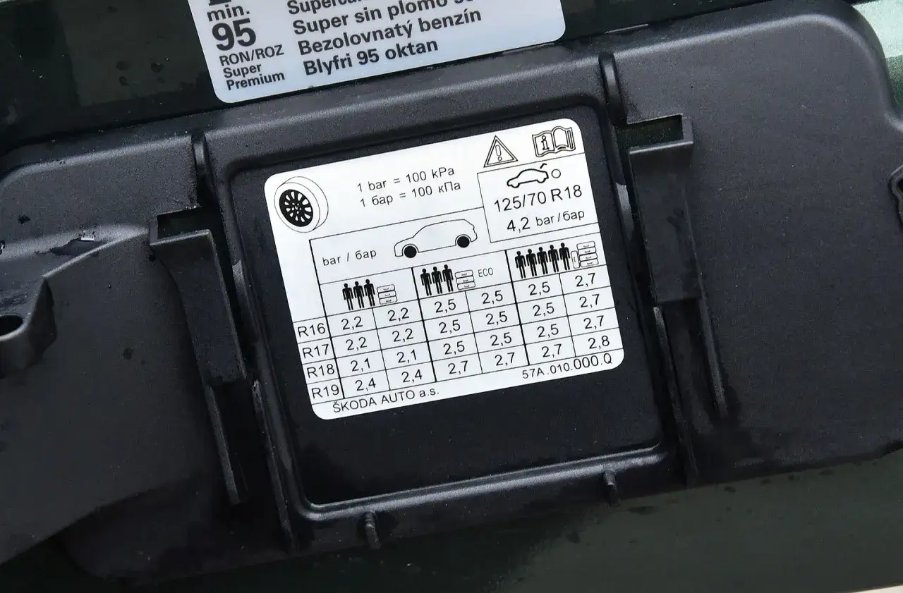 naklejka ciśnienie w oponach słupek B klapka paliwa instrukcja