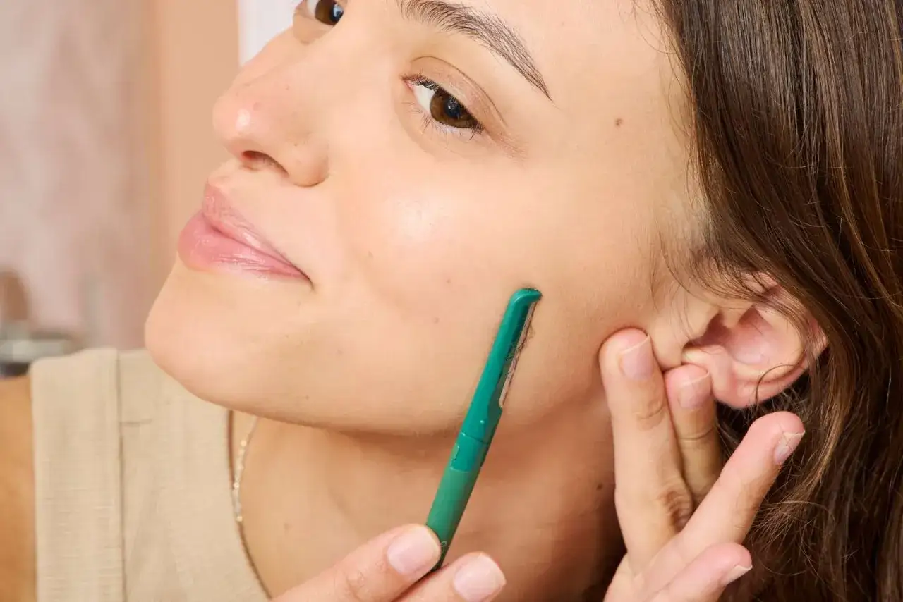 Delikatne golenie twarzy u kobiet, by uzyskać gładką sk&oacute;rę. Zielona mini-golarka w akcji.