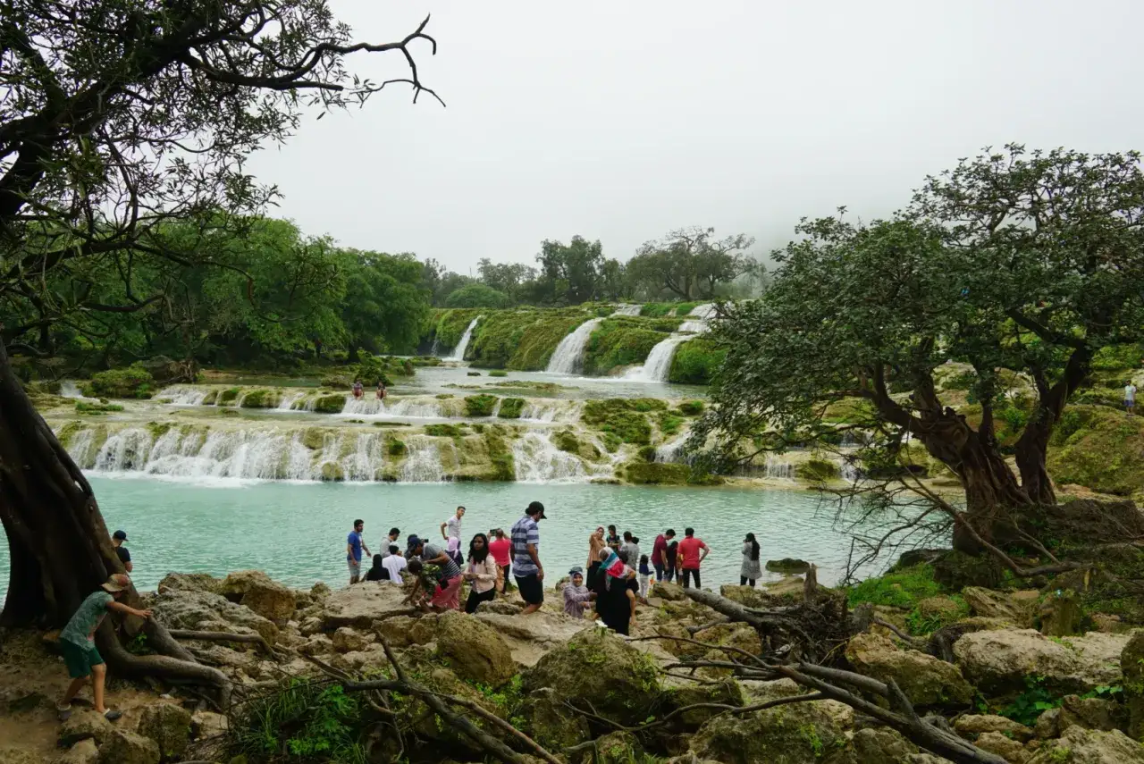 Wodospady w Omanie, idealne miejsce do odwiedzenia, gdy najlepiej lecieć do Omanu, by cieszyć się zielenią i chłodem.