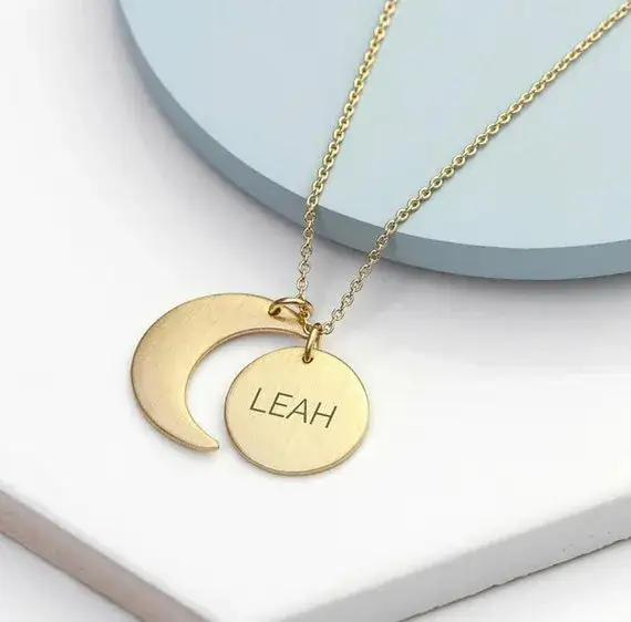 złota biżuteria grawerowana