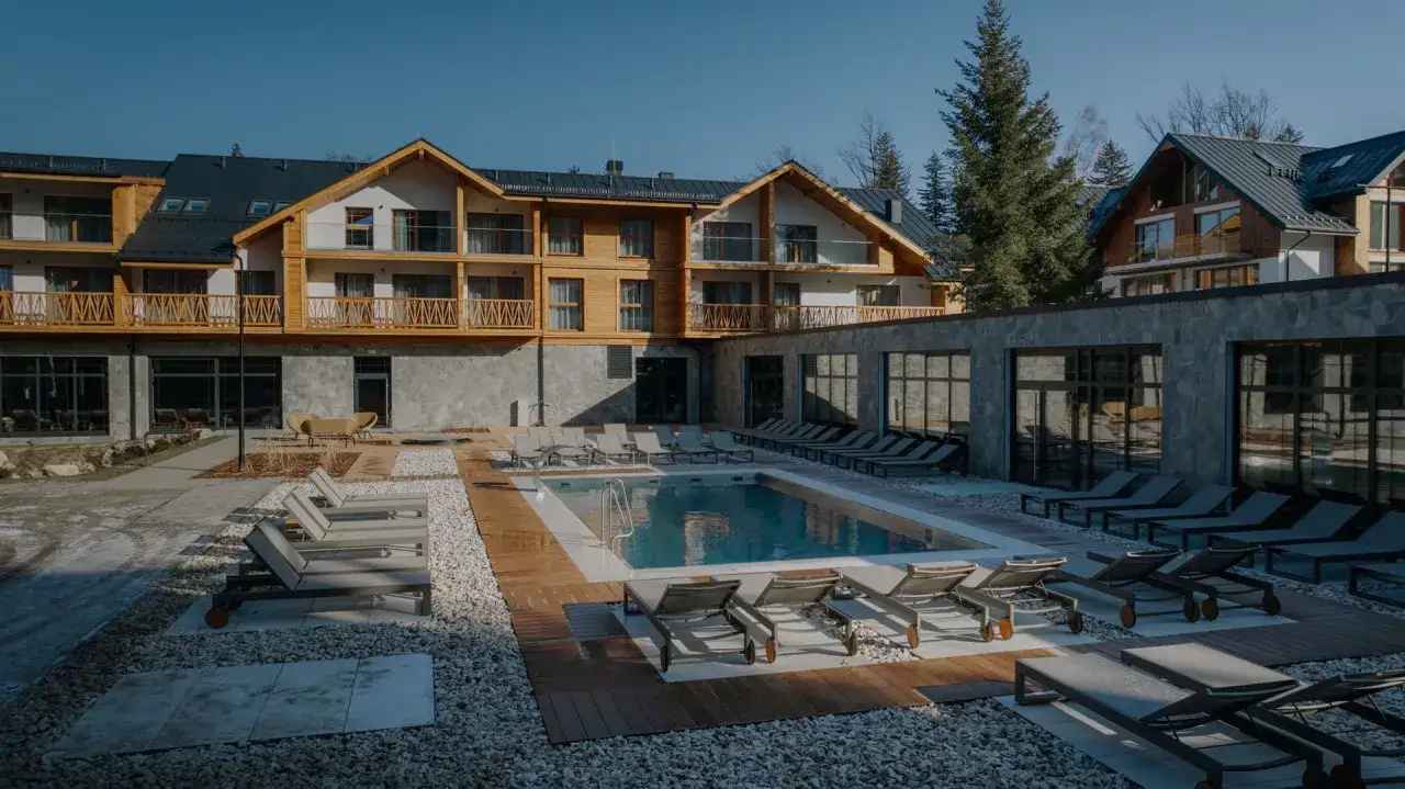 Nowoczesny hotel z basenem i leżakami, idealne miejsce na święta bożego narodzenia w Karpaczu.