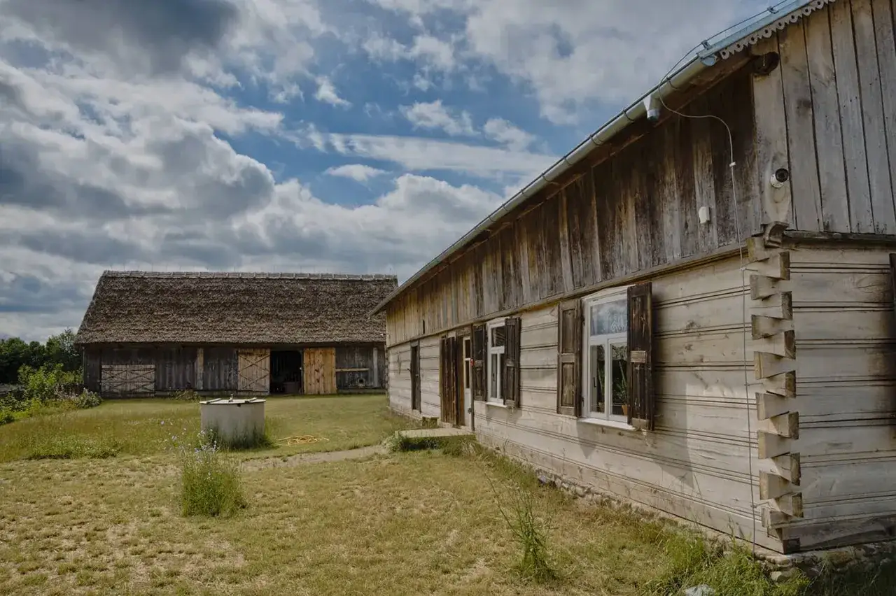 Zrekonstruowana zagroda olęderska w Wiączeminie Polskim