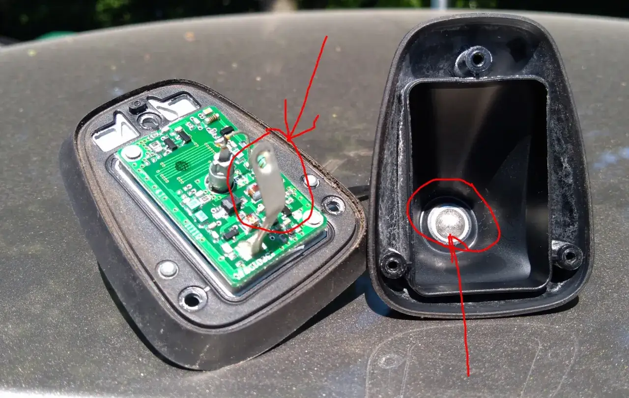 Rozkręcona antena samochodowa. Uszkodzony styk, który może być powodem, dlaczego radio nie odbiera stacji.