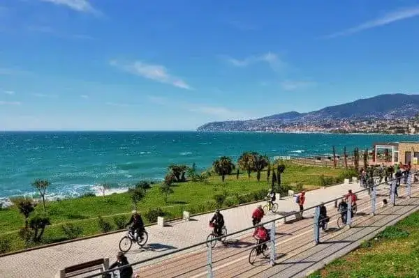 Pista ciclabile del Ponente Ligure con vista mare