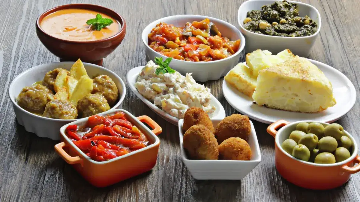 Variedad de tapas caseras y vinos en un bar de Sevilla
