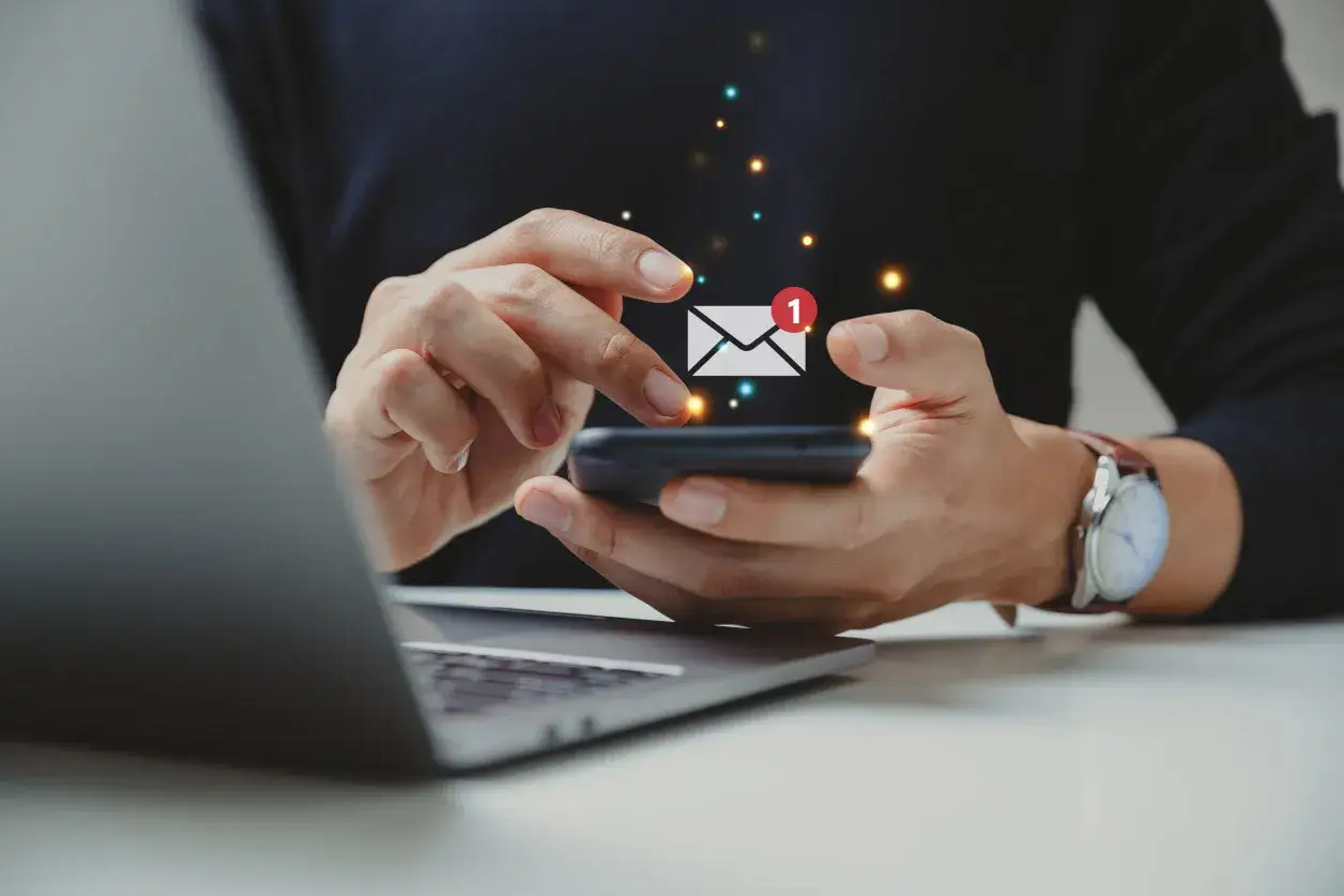różne formy komunikacji, telefon sms social media