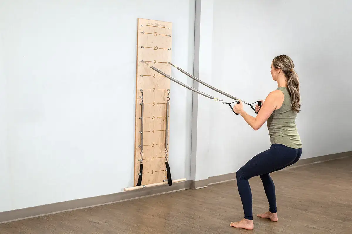 Pilates na macie vs pilates przy ścianie por&oacute;wnanie