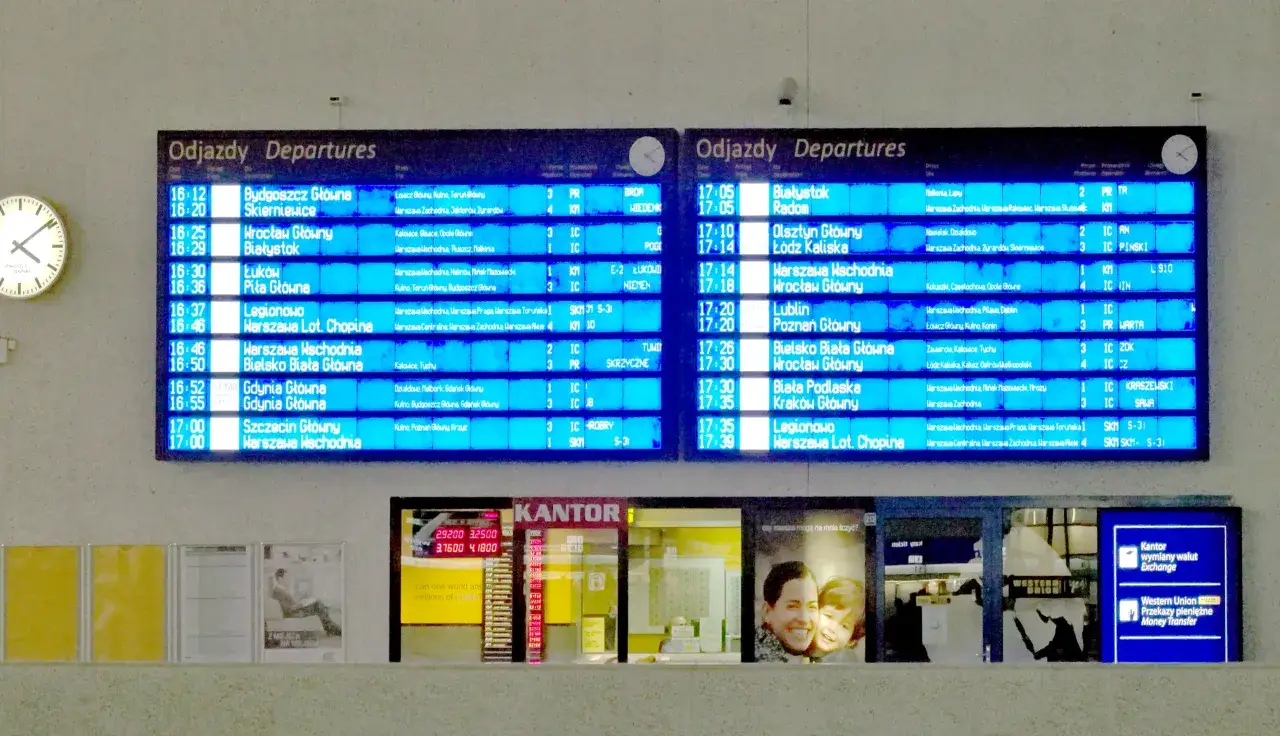 dworcowa tablica odjazdów pociągów