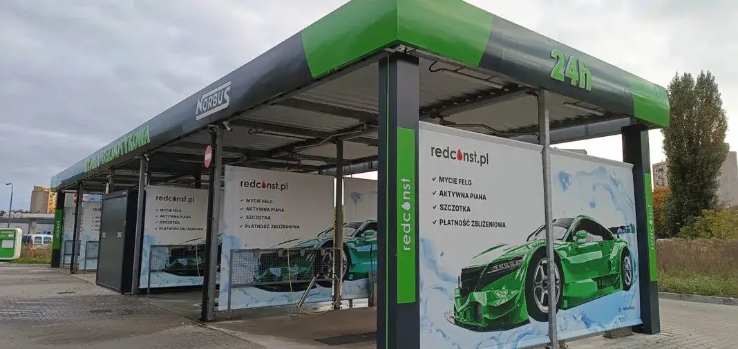 Nowoczesna myjnia samoobsługowa kolorowa piana