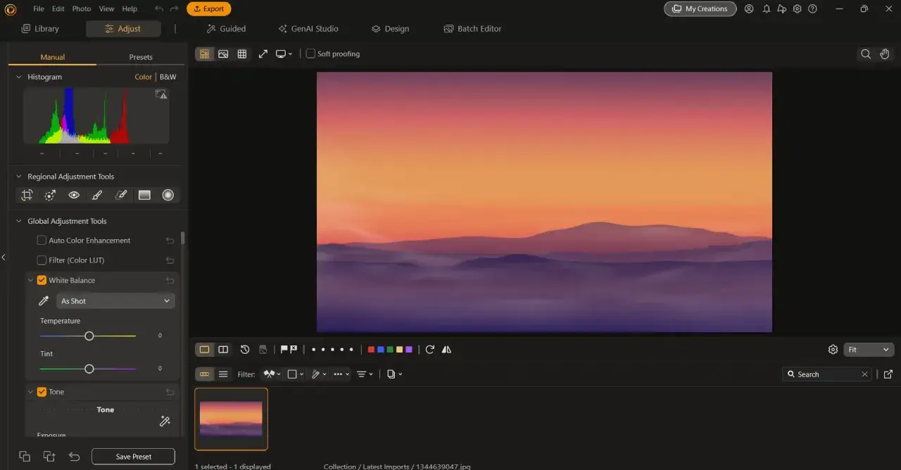 Program do automatycznej obr&oacute;bki zdjęć, z widokiem na krajobraz o zachodzie słońca i panelami edycji.