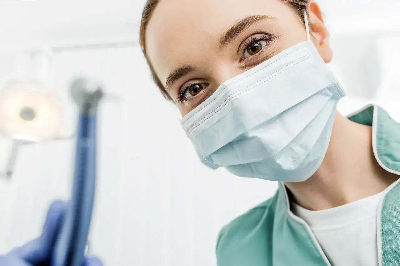 osoba relaksująca się przed wizytą u dentysty
