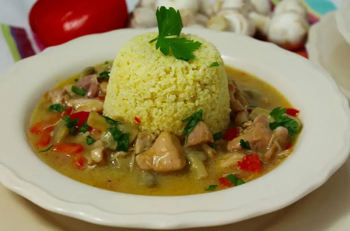 Zdjęcie Pyszny gulasz drobiowy z papryką – prosty przepis na obiad