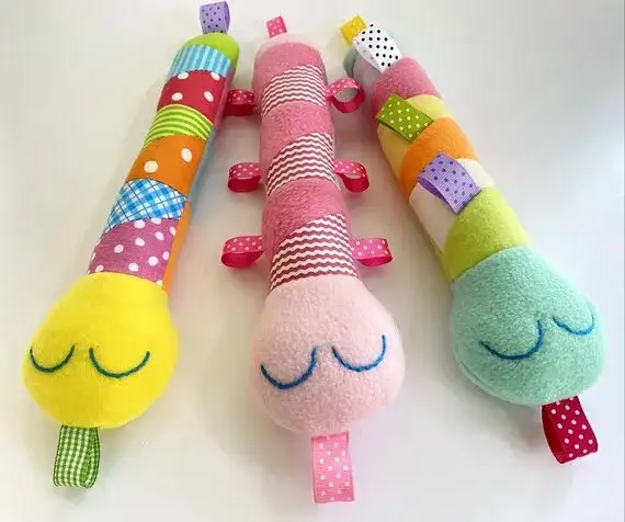 materiały i narzędzia do szycia węża maskotki