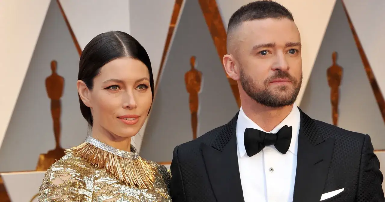 Jessica Biel w złotej sukni i Justin Timberlake w smokingu na czerwonym dywanie.