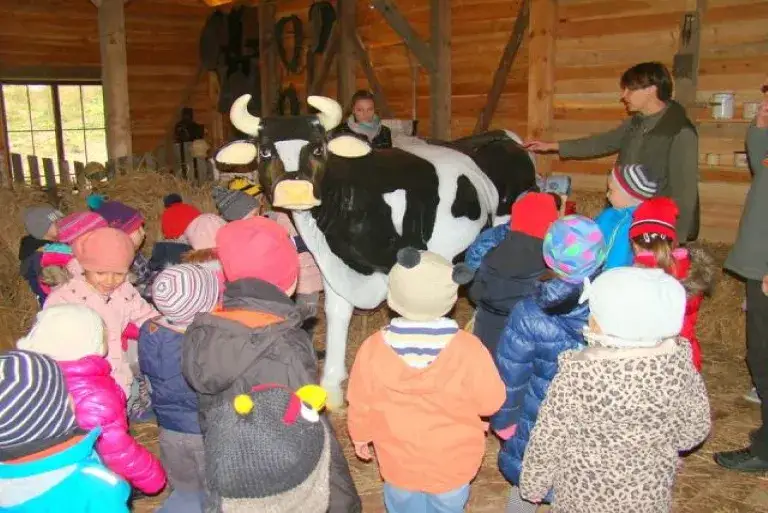 dzieci na zagrodzie edukacyjnej