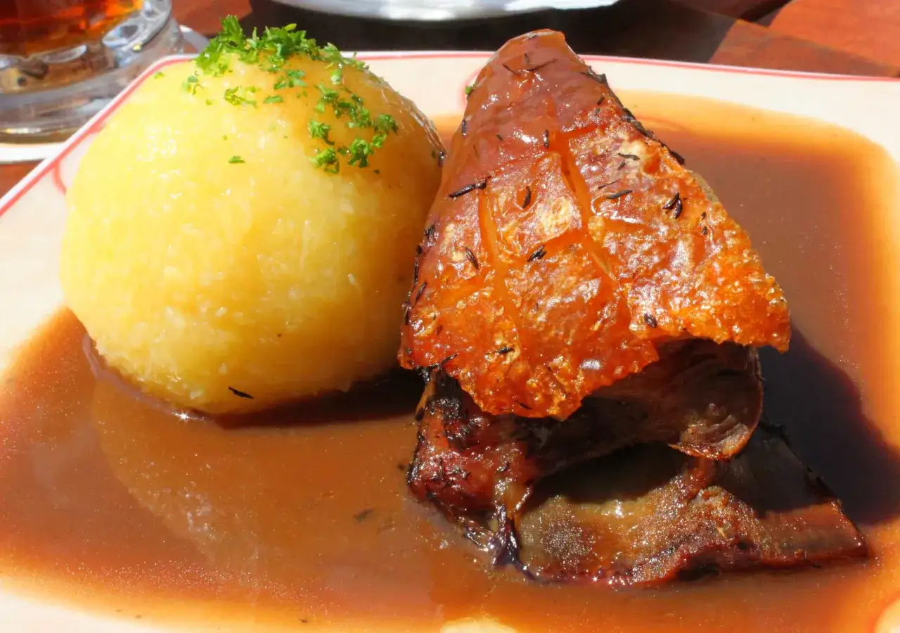 Fr&auml;nkisches Sch&auml;uferla mit Klo&szlig; und So&szlig;e