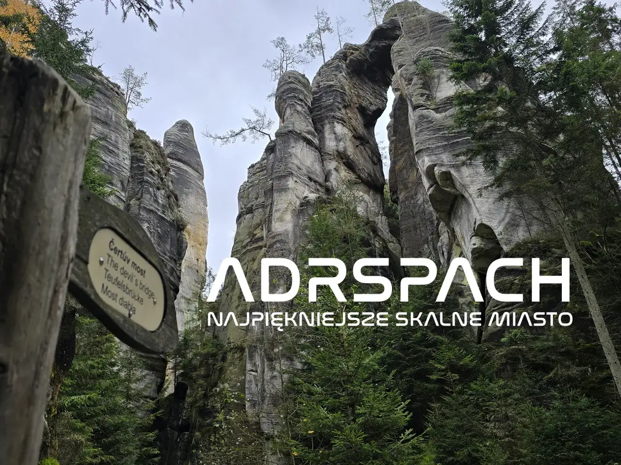 Skalne miasto Adrspach, kt&oacute;rym szlakiem? Widok na skalne formacje i tabliczkę 